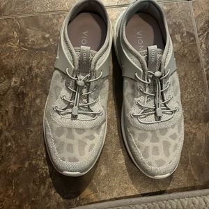 Vionic size 71/2. Just wore around the house and just a little bit small.